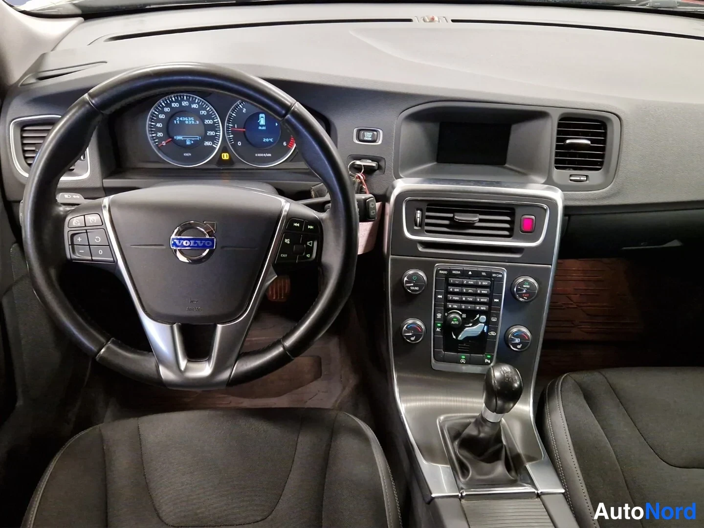 Svart Volvo V60 2014, förarplats, bild 10