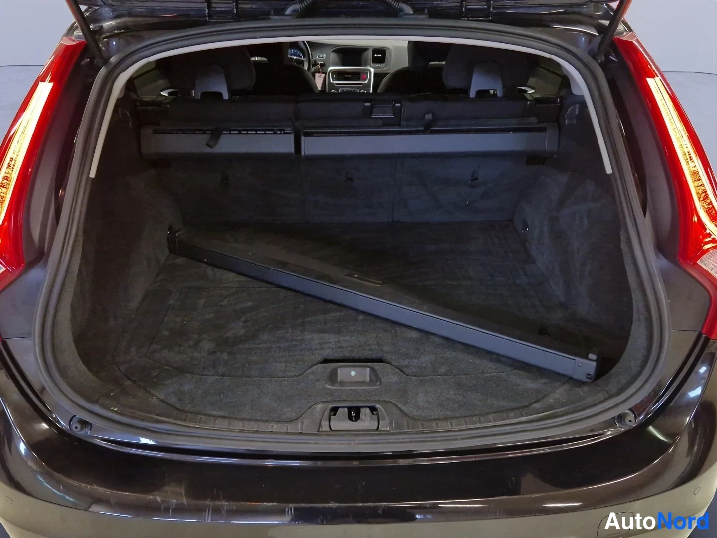 Svart Volvo V60 2014, bagageutrymme, bild 12