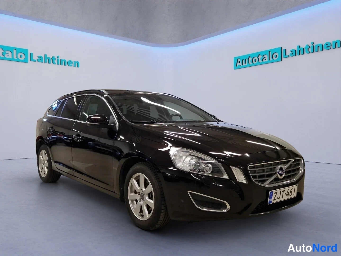 Svart Volvo V60 2014, snett framifrån, fronten åt höger, bild 3