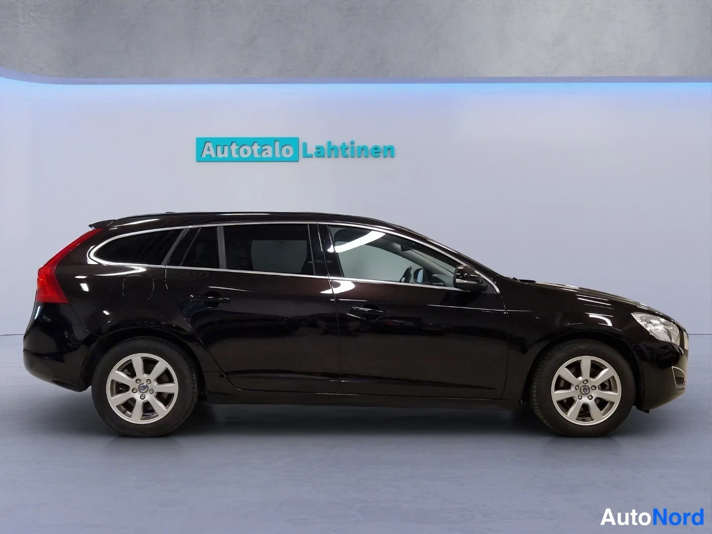 Svart Volvo V60 2014, snett framifrån, fronten åt höger, bild 4