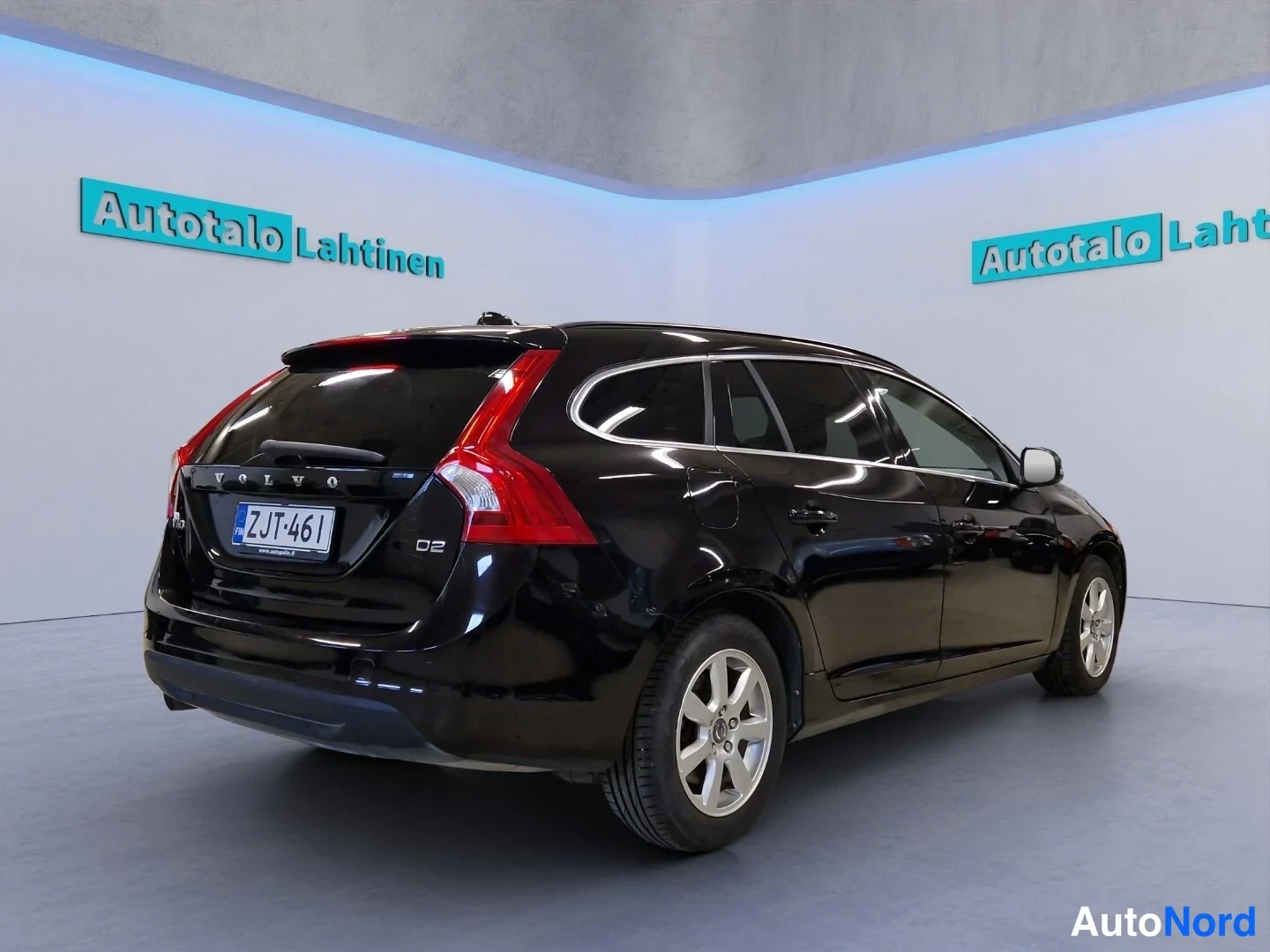 Svart Volvo V60 2014, snett bakifrån, bild 6