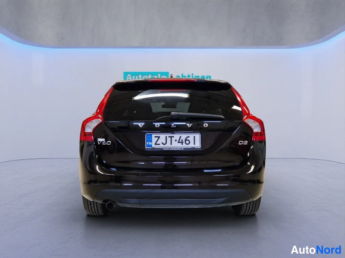 Svart Volvo V60 2014, bakifrån, bild 8