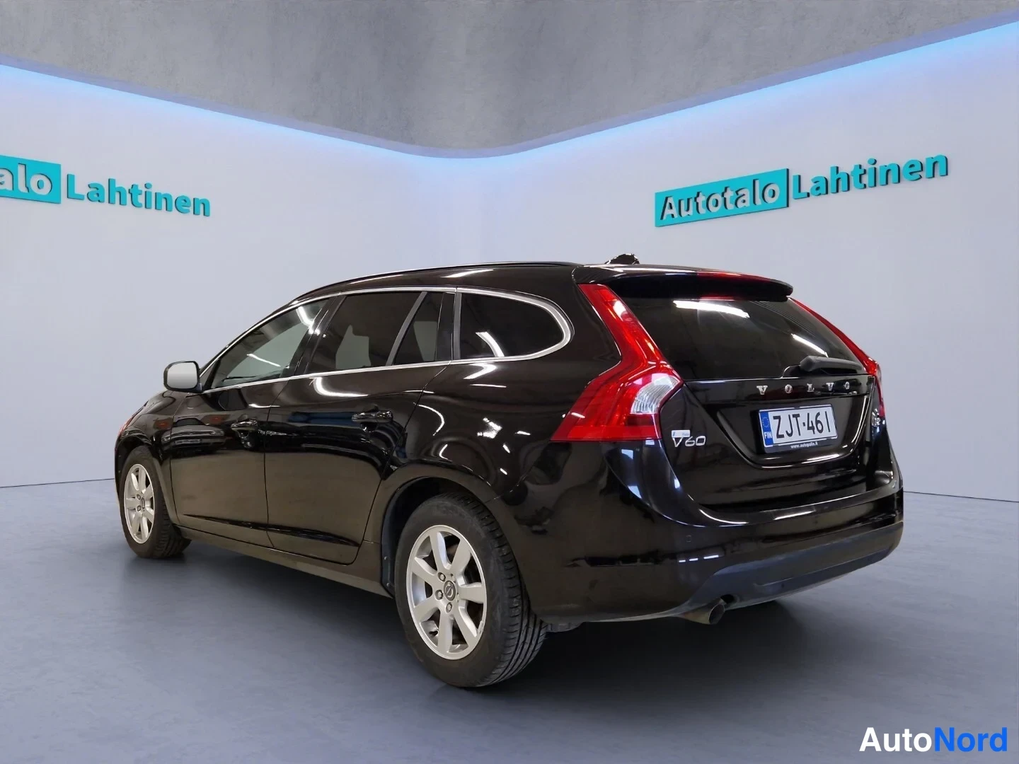 Svart Volvo V60 2014, snett bakifrån, bild 7