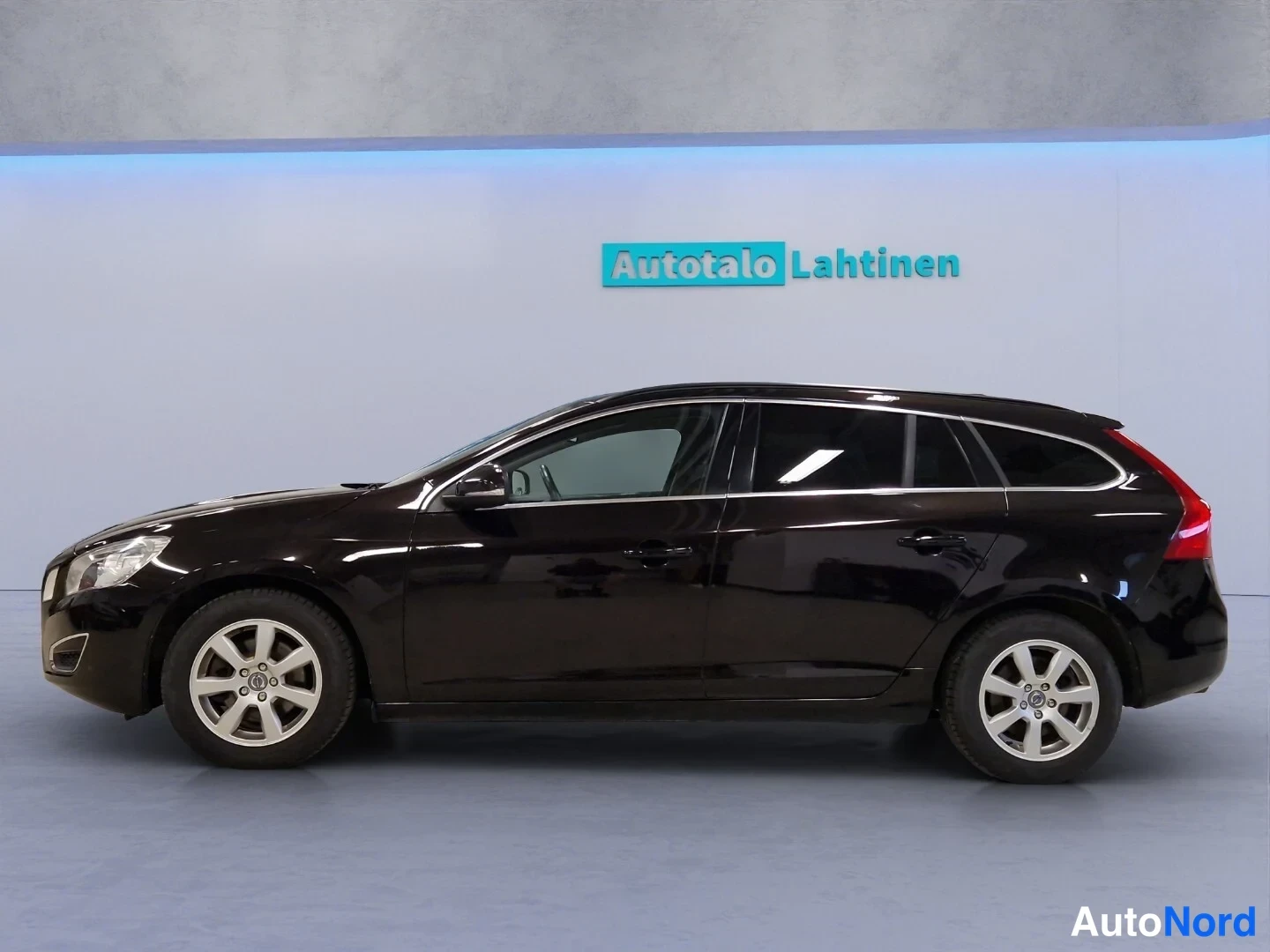 Svart Volvo V60 2014, snett framifrån, fronten åt vänster, bild 2