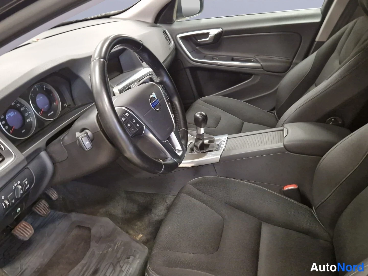 Svart Volvo V60 2014, förarplats, bild 9