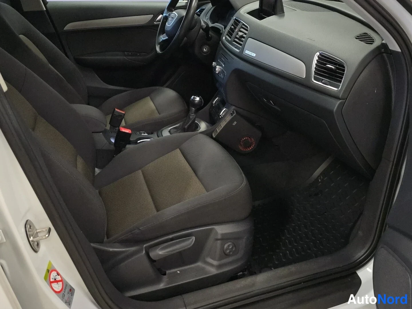 Valkoinen Audi Q3 2014, ohjaamo, kuva 11
