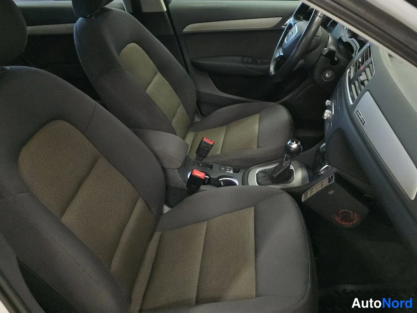Valkoinen Audi Q3 2014, etuistuimet, kuva 13