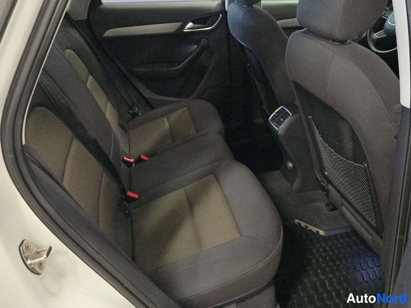Valkoinen Audi Q3 2014, takaistuimet, kuva 14