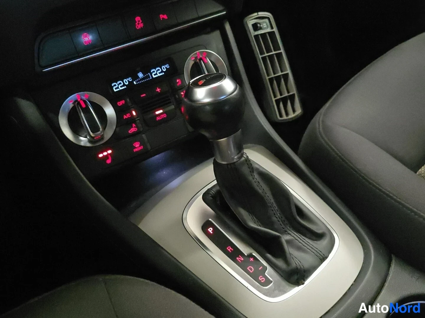 Valkoinen Audi Q3 2014, yksityiskohta, kuva 17
