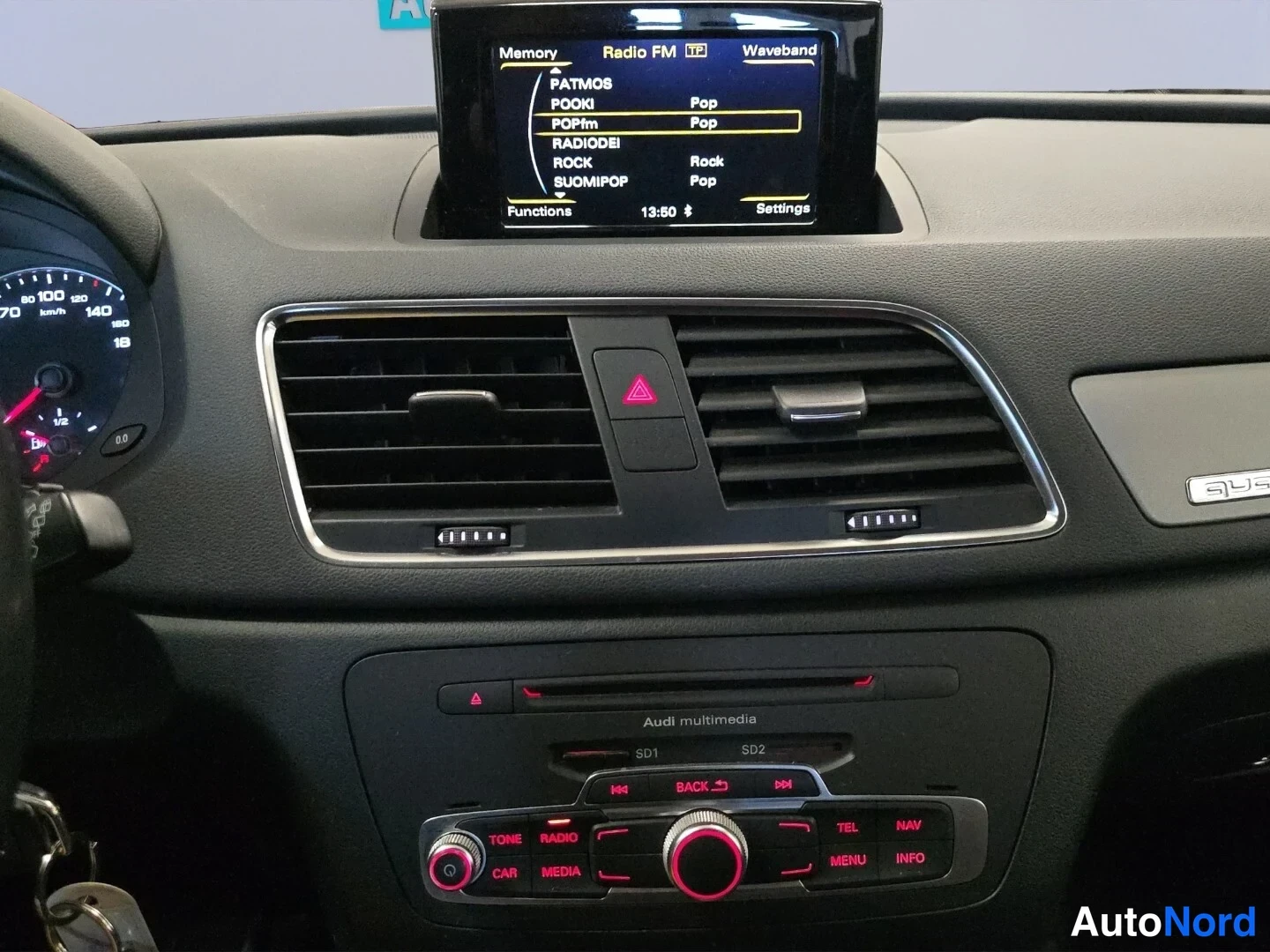 Valkoinen Audi Q3 2014, ohjaamo, kuva 12