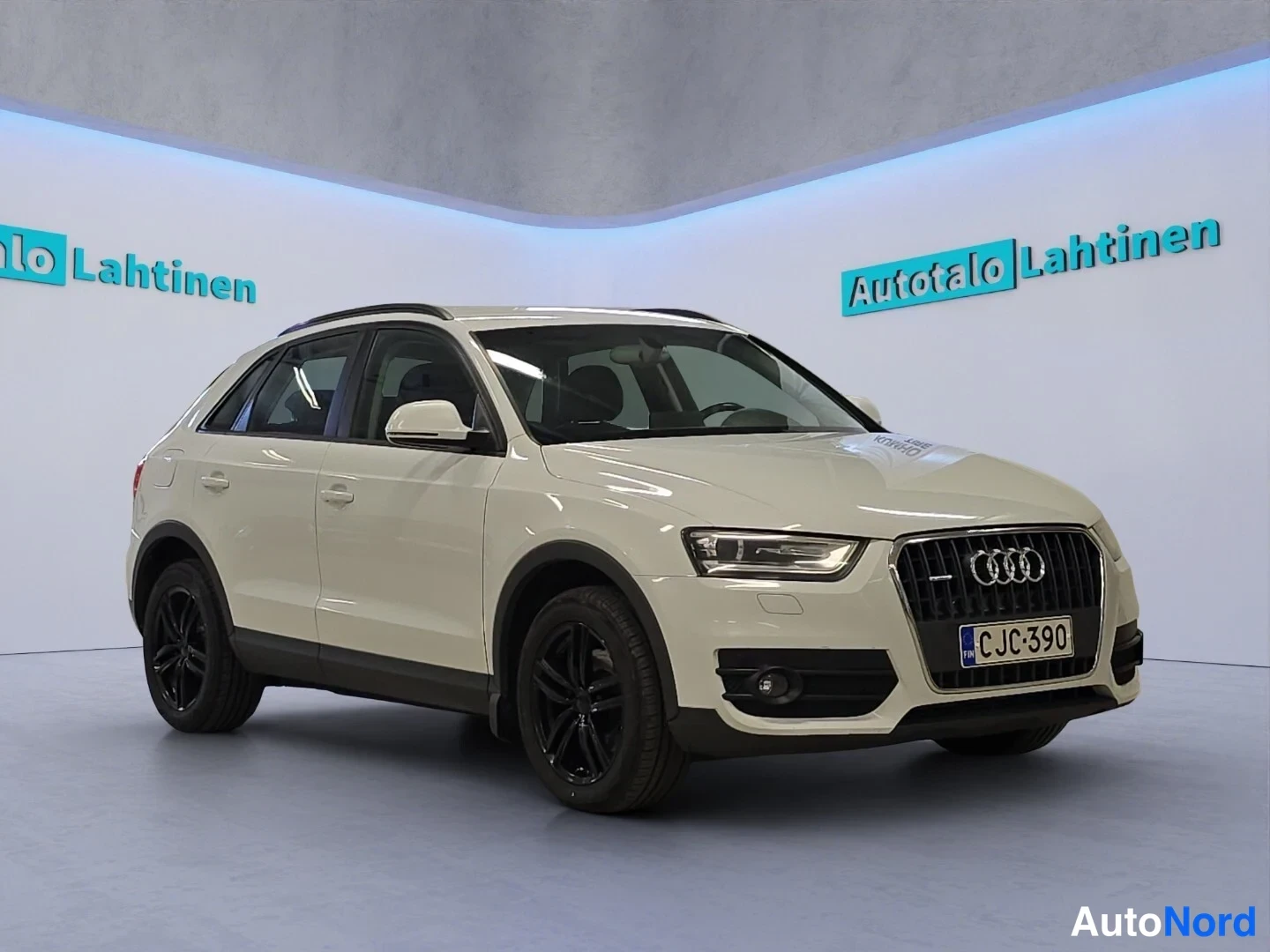 Valkoinen Audi Q3 2014, etuviisto, keula oikealle, kuva 2
