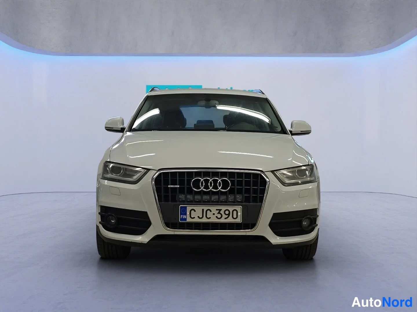 Valkoinen Audi Q3 2014, edestä, kuva 3