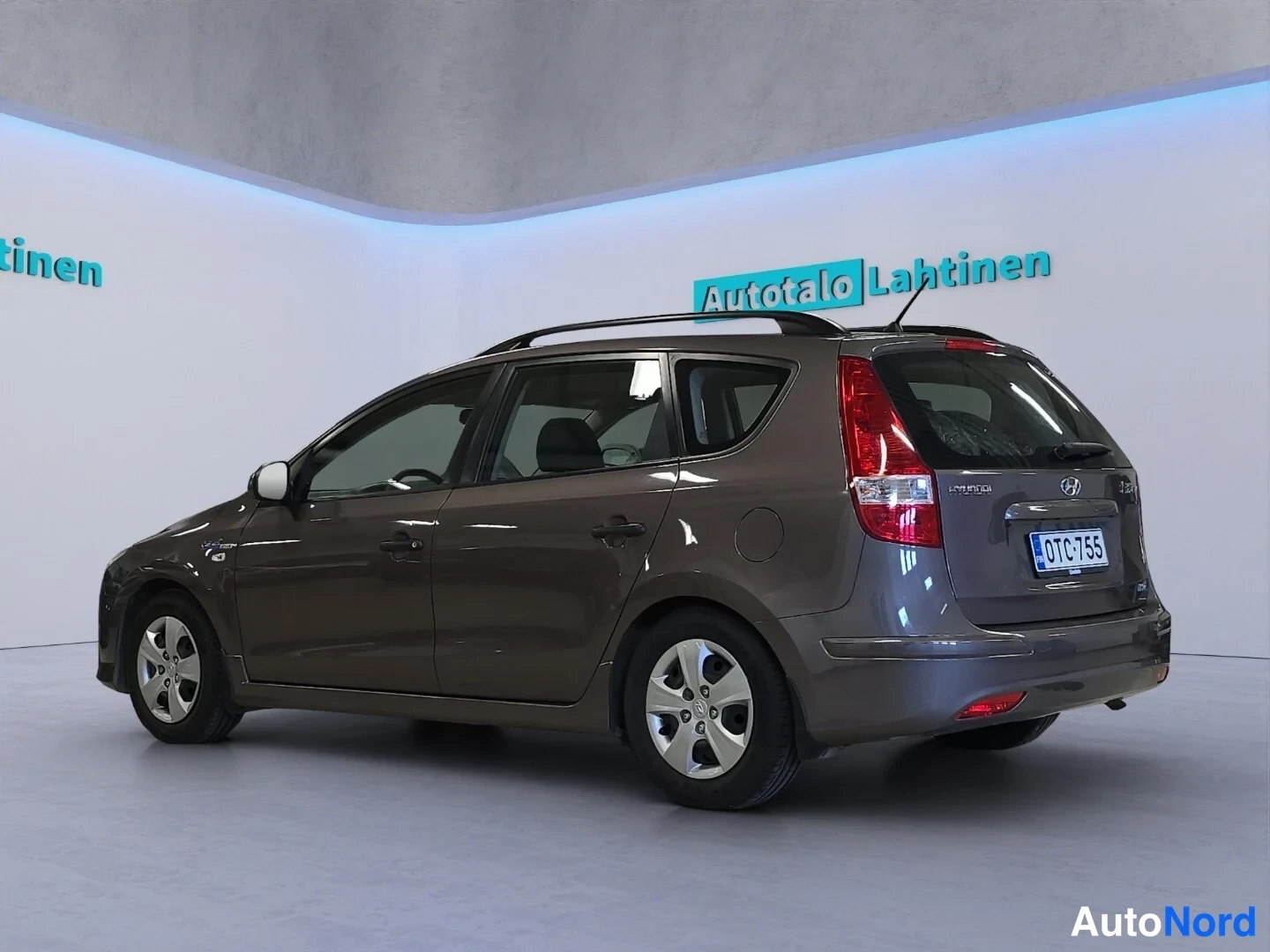Brun Hyundai i30 2011, snett bakifrån, bild 6