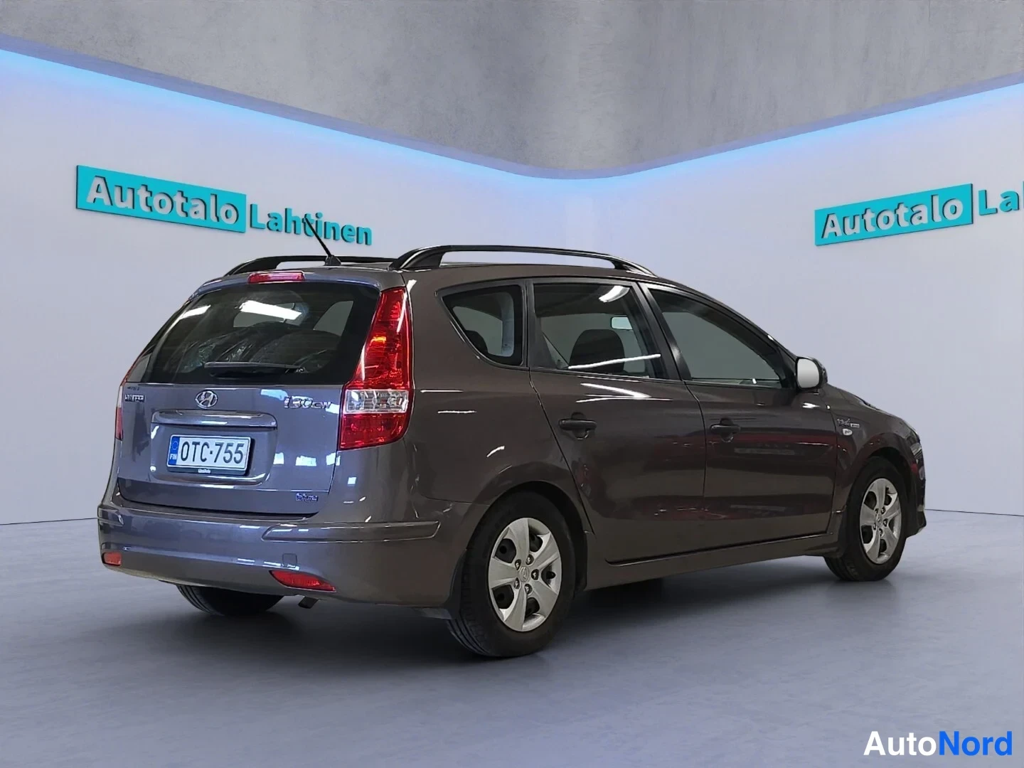 Brun Hyundai i30 2011, snett bakifrån, bild 7