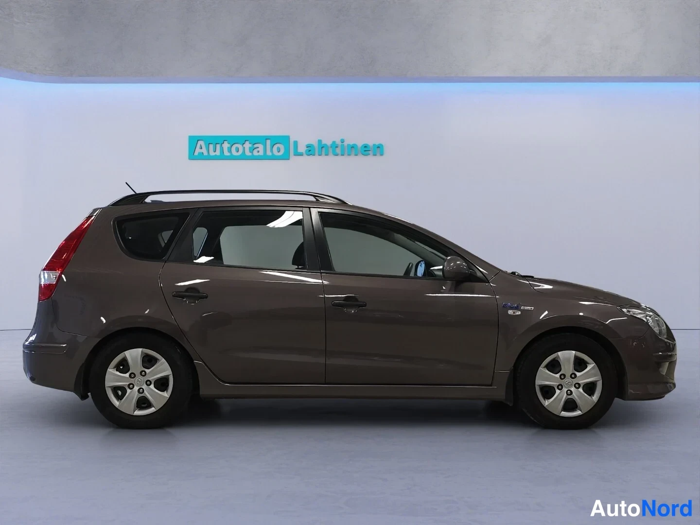 Brun Hyundai i30 2011, från sidan, bild 5