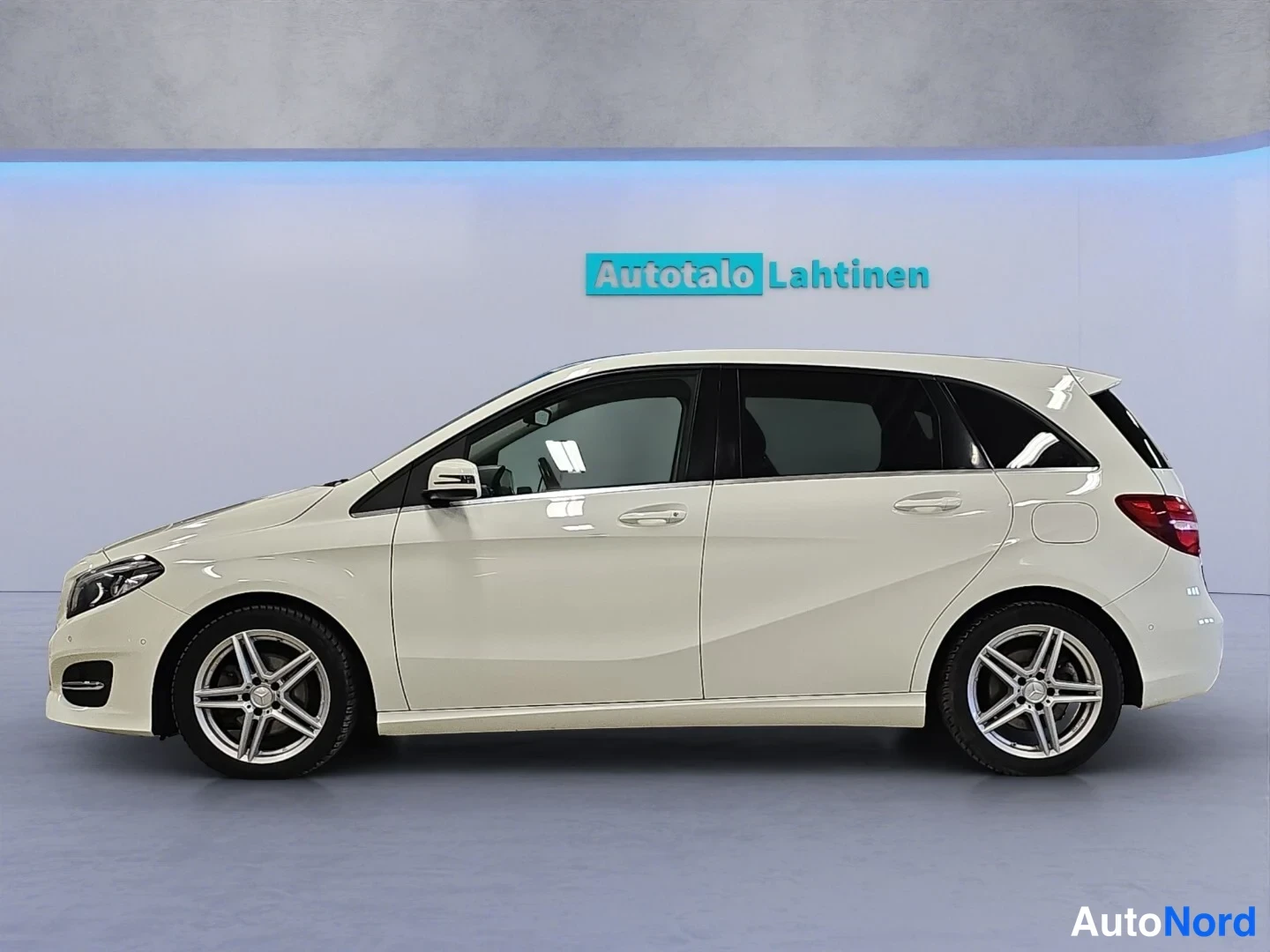 Valkoinen Mercedes-Benz B 2015, etuviisto, keula vasemmalle, kuva 2