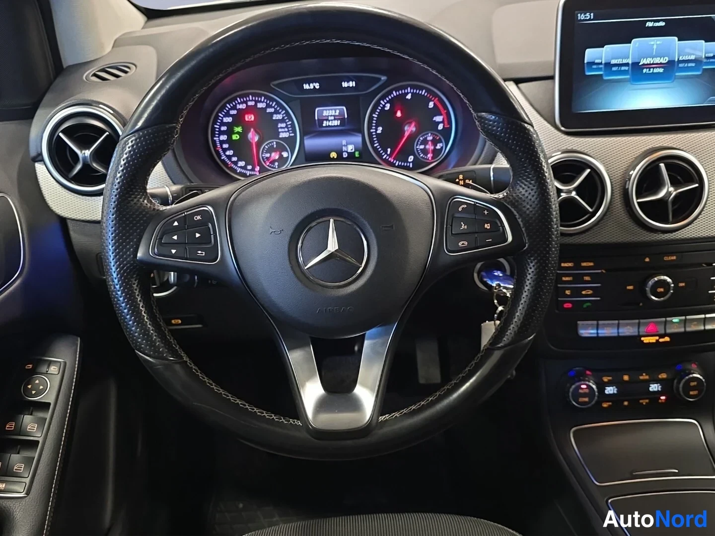 Valkoinen Mercedes-Benz B 2015, ohjaamo, kuva 10