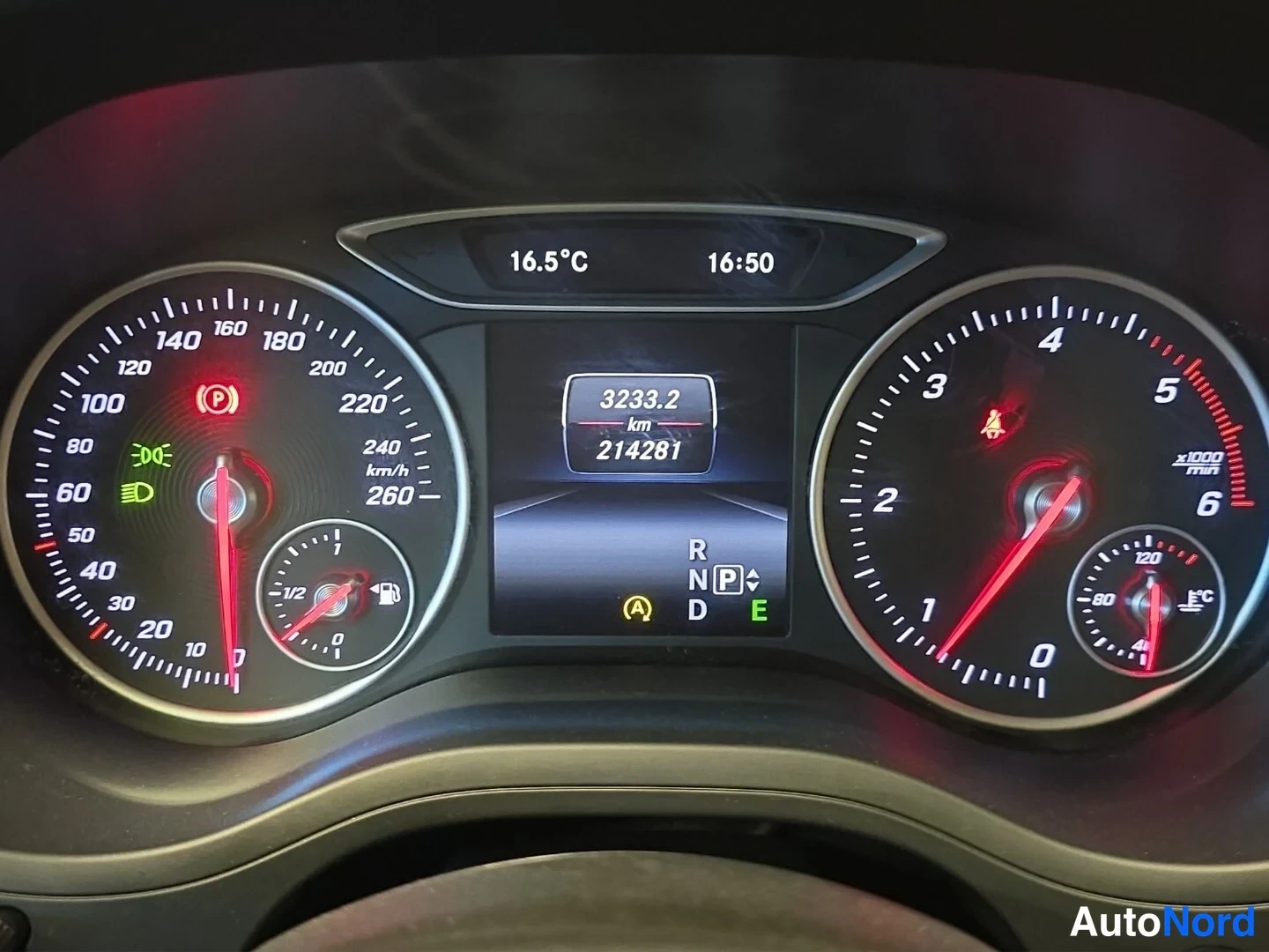 Valkoinen Mercedes-Benz B 2015, yksityiskohta, kuva 15