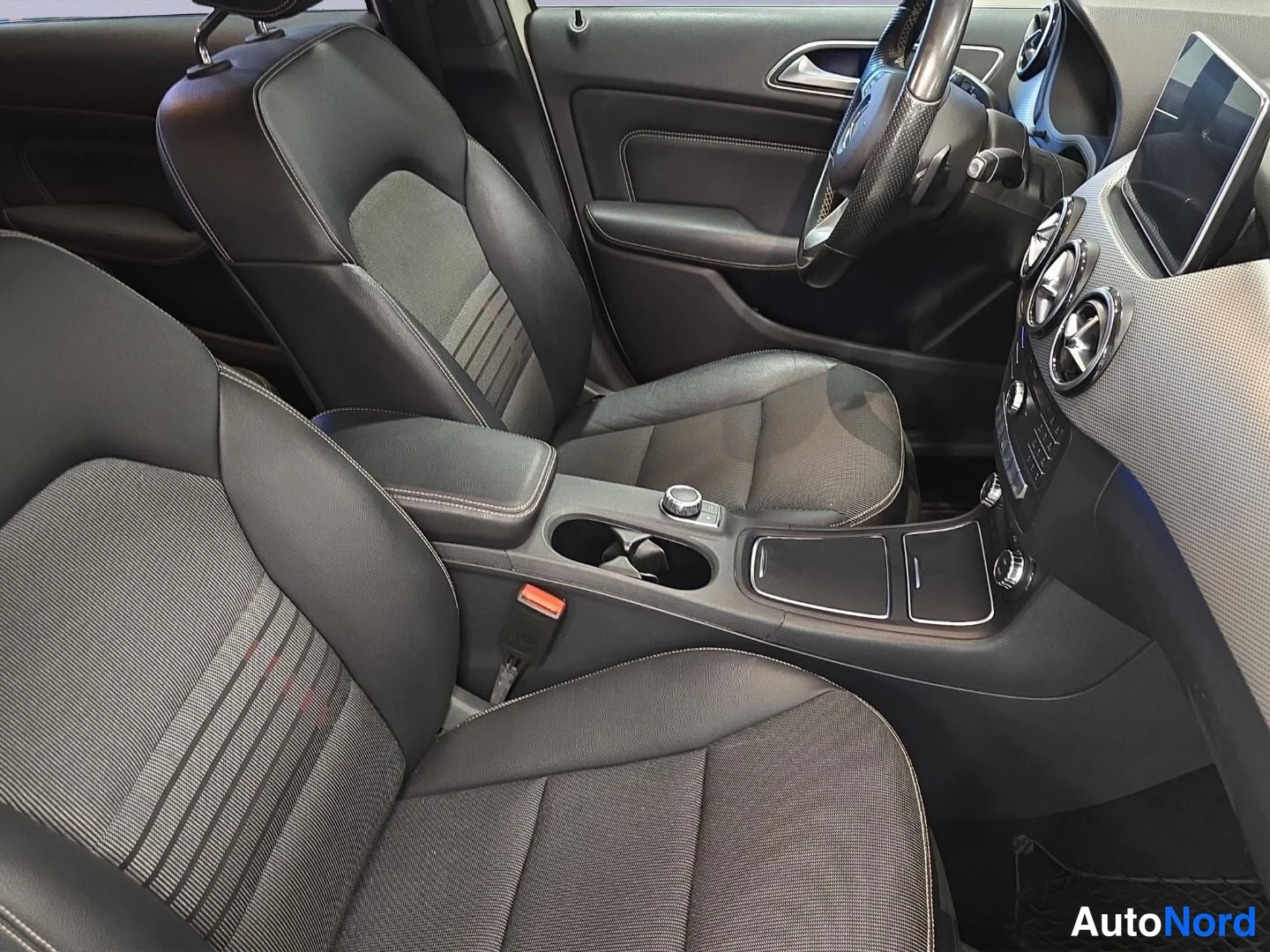 Valkoinen Mercedes-Benz B 2015, etuistuimet, kuva 12