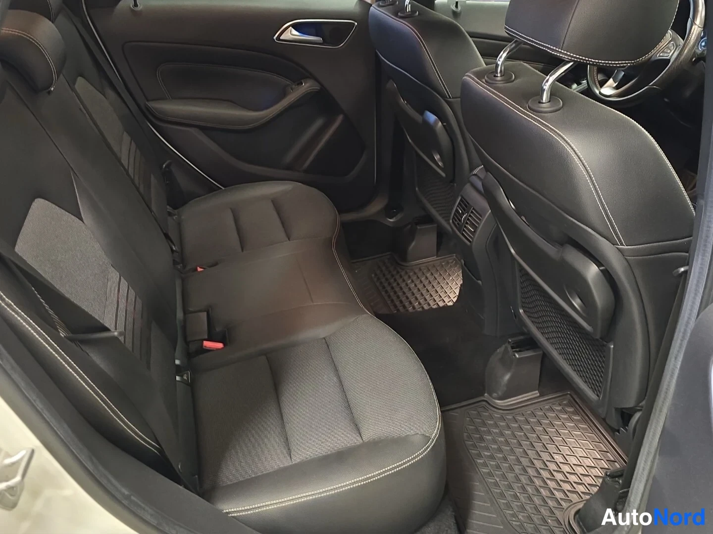 Valkoinen Mercedes-Benz B 2015, takaistuimet, kuva 13