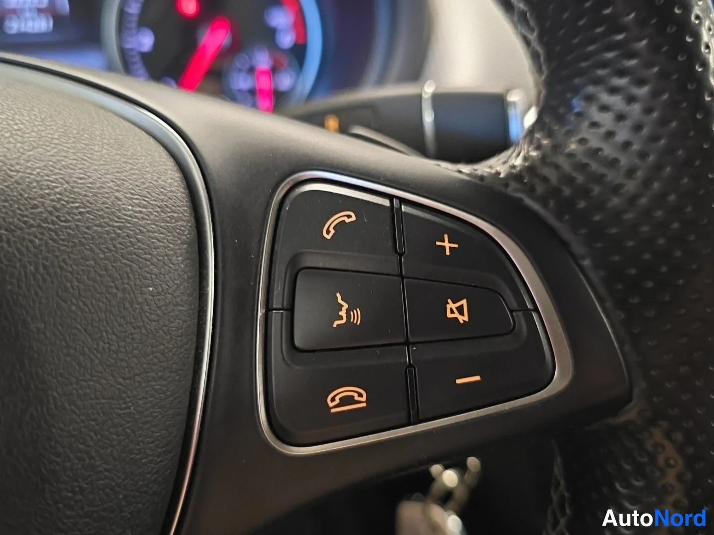 Valkoinen Mercedes-Benz B 2015, yksityiskohta, kuva 17