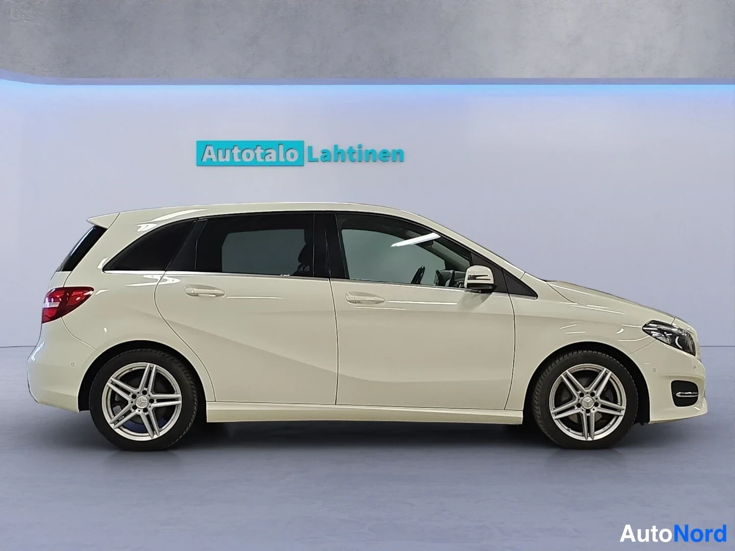 Valkoinen Mercedes-Benz B 2015, etuviisto, keula oikealle, kuva 3