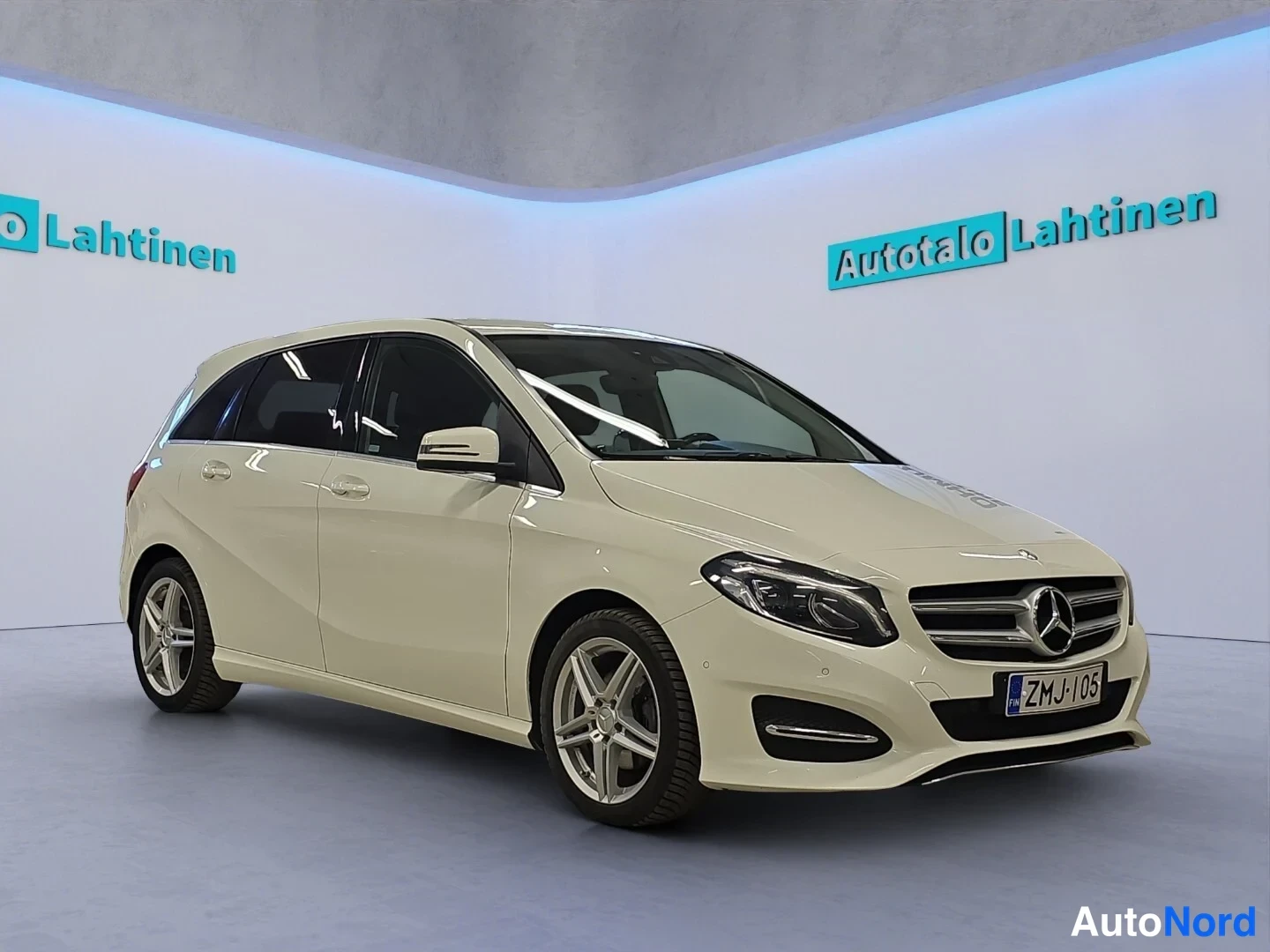 Valkoinen Mercedes-Benz B 2015, etuviisto, keula oikealle, kuva 4