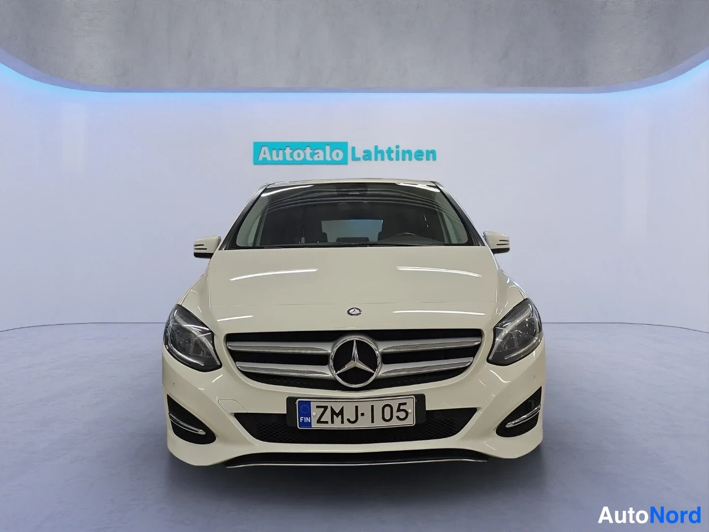 Valkoinen Mercedes-Benz B 2015, edestä, kuva 5