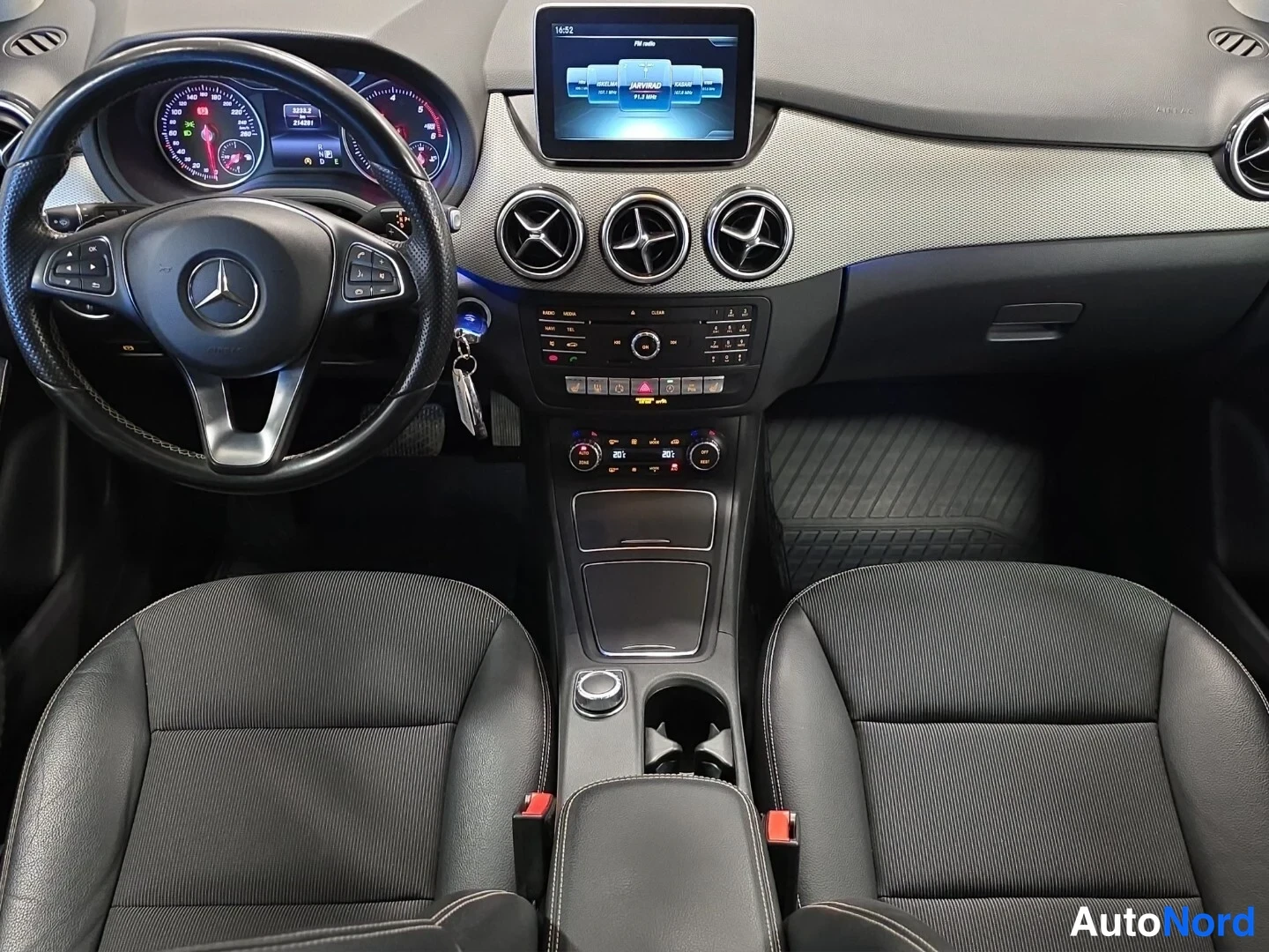 Valkoinen Mercedes-Benz B 2015, ohjaamo, kuva 9