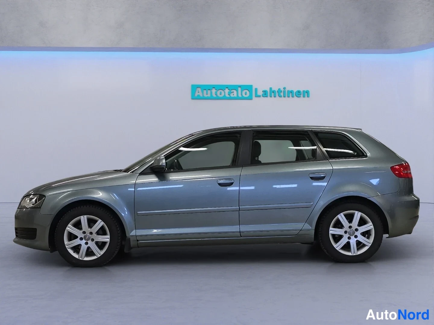 Harmaa Audi A3 2010, etuviisto, keula vasemmalle, kuva 2