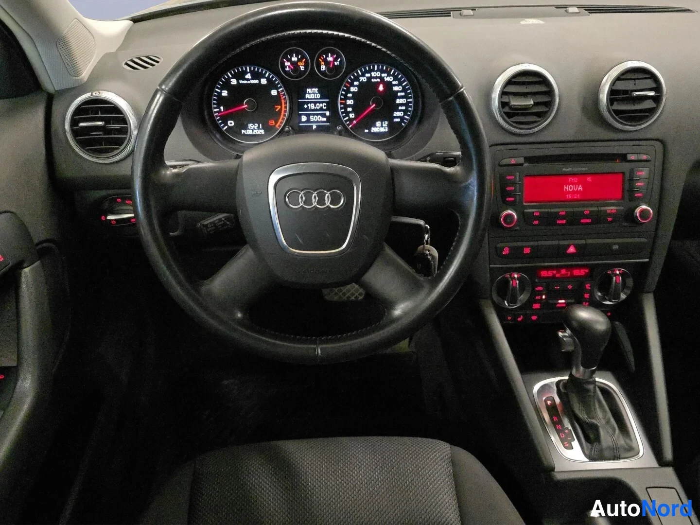 Harmaa Audi A3 2010, ohjaamo, kuva 10
