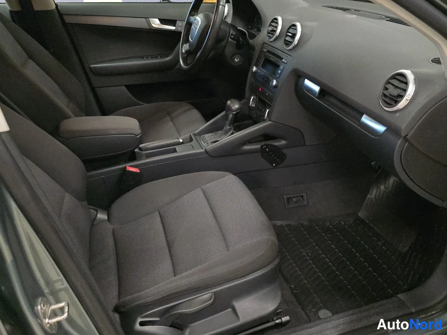 Harmaa Audi A3 2010, ohjaamo, kuva 11