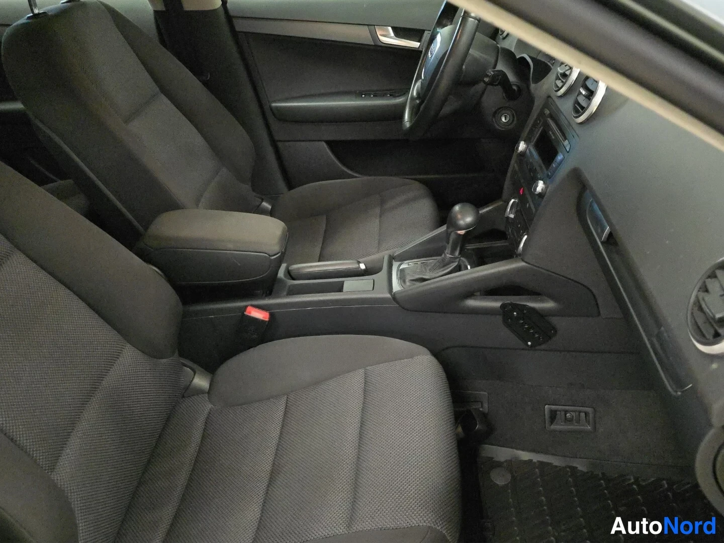 Harmaa Audi A3 2010, etuistuimet, kuva 12
