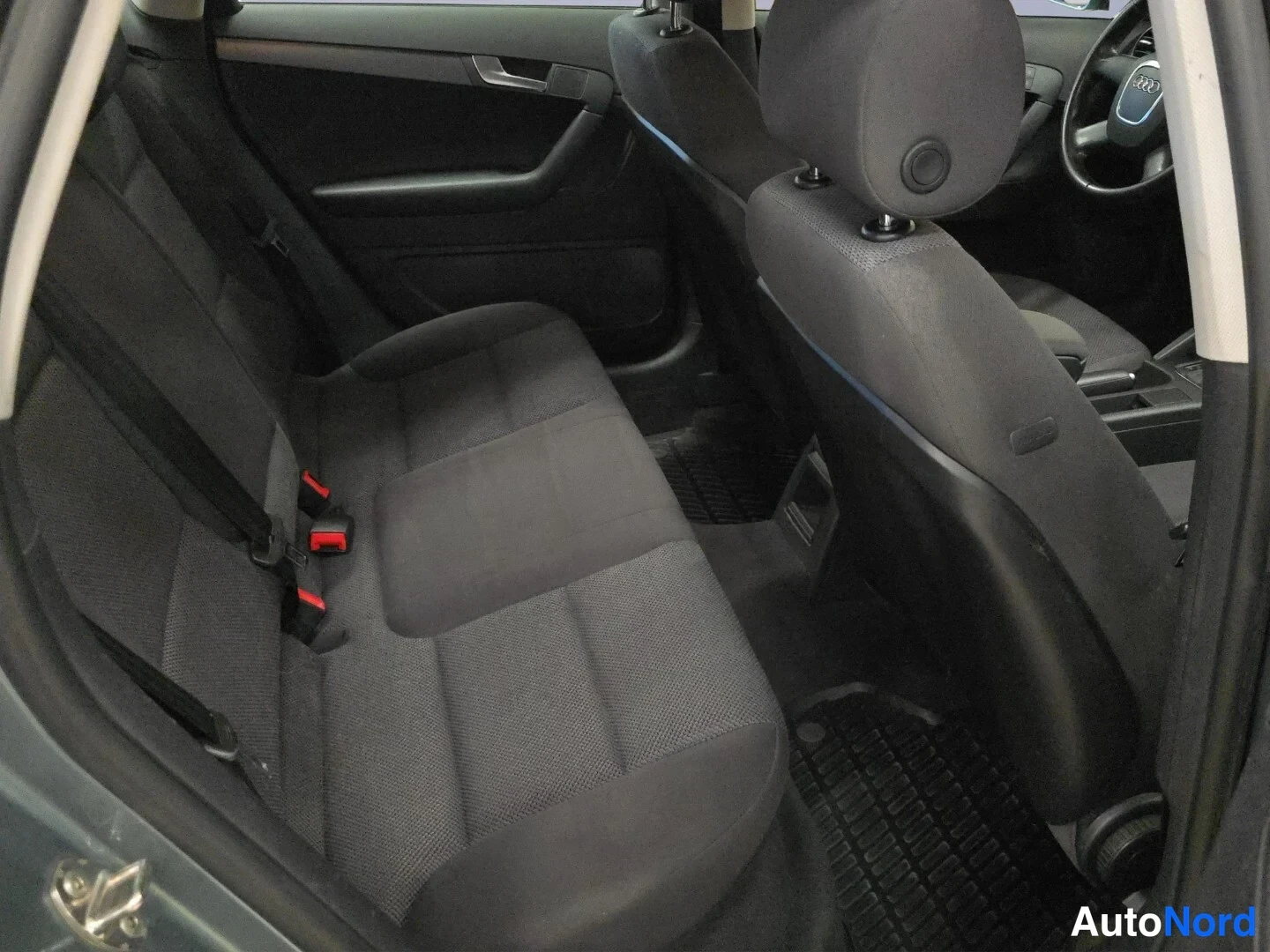 Harmaa Audi A3 2010, takaistuimet, kuva 13