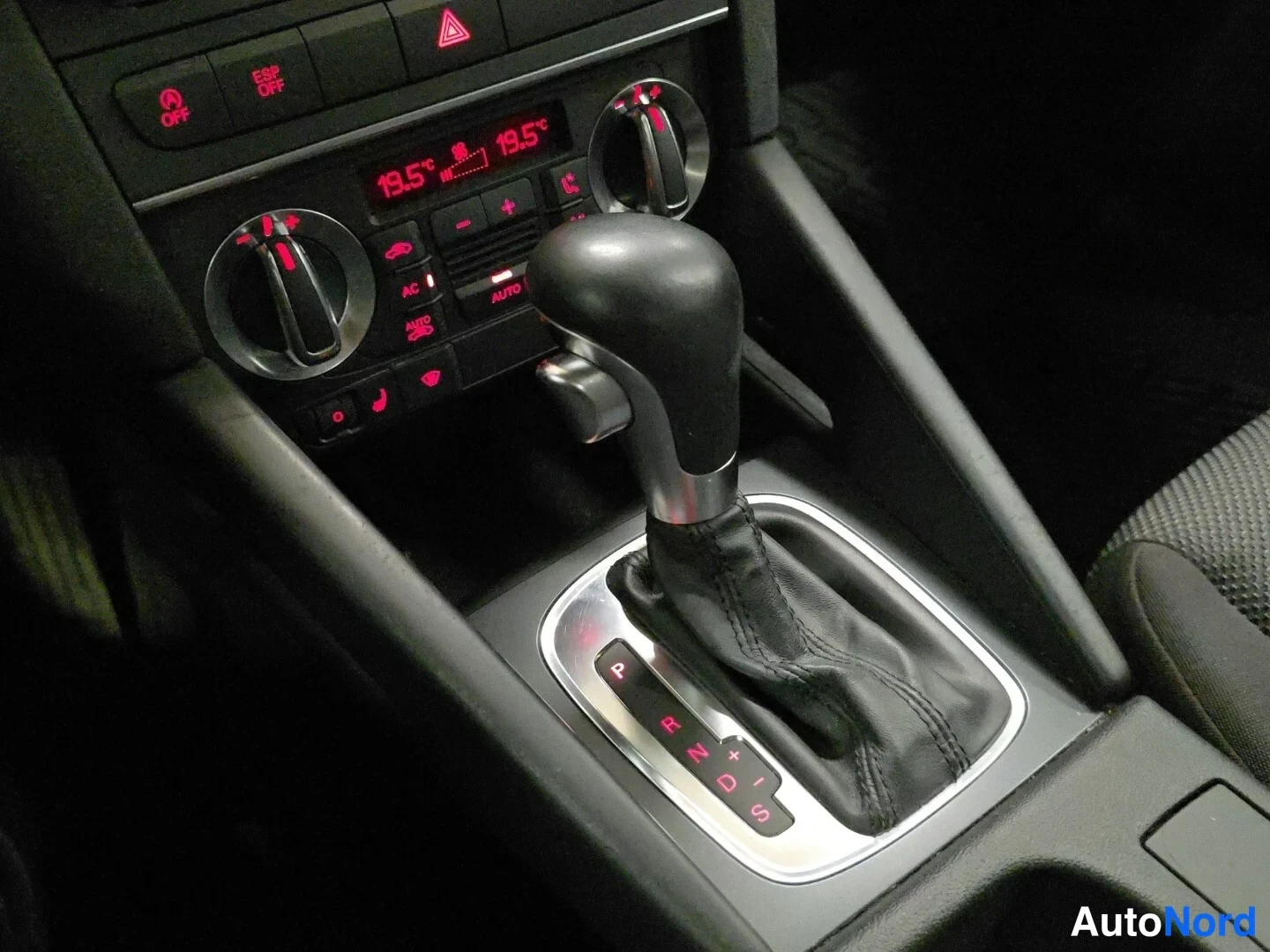 Harmaa Audi A3 2010, yksityiskohta, kuva 17