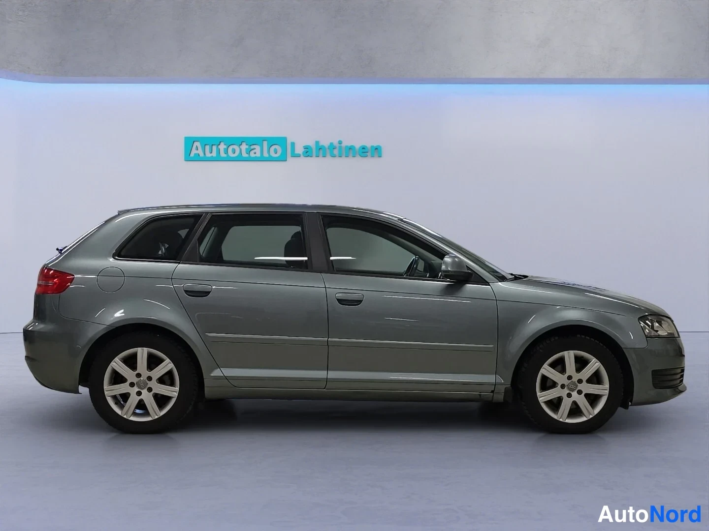 Harmaa Audi A3 2010, sivulta, kuva 5