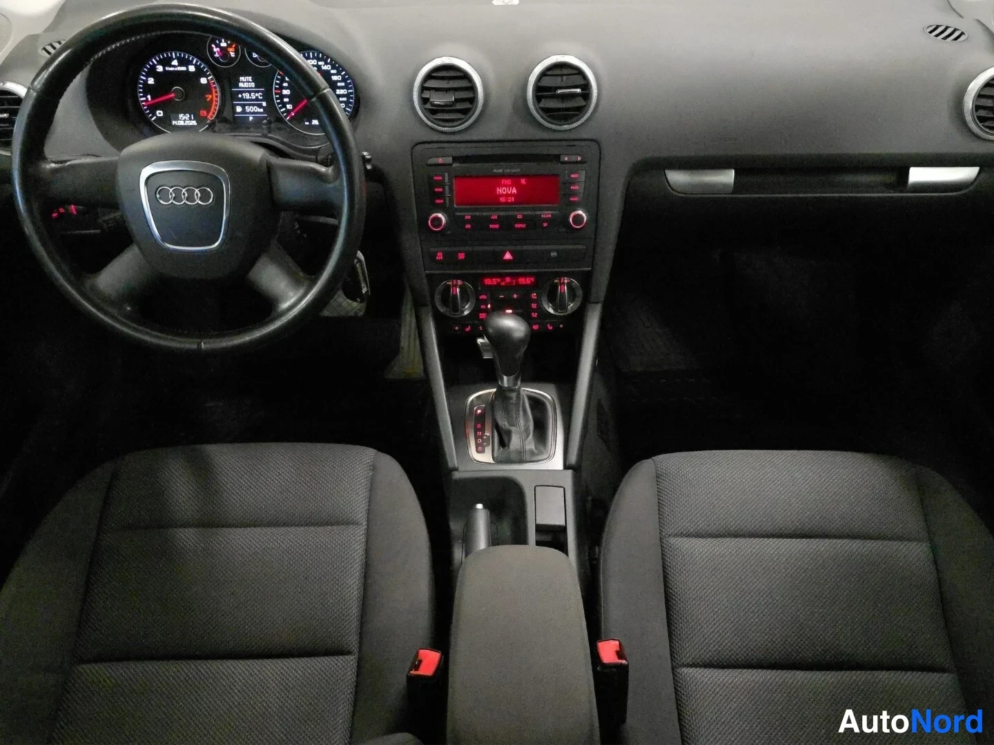Harmaa Audi A3 2010, ohjaamo, kuva 9