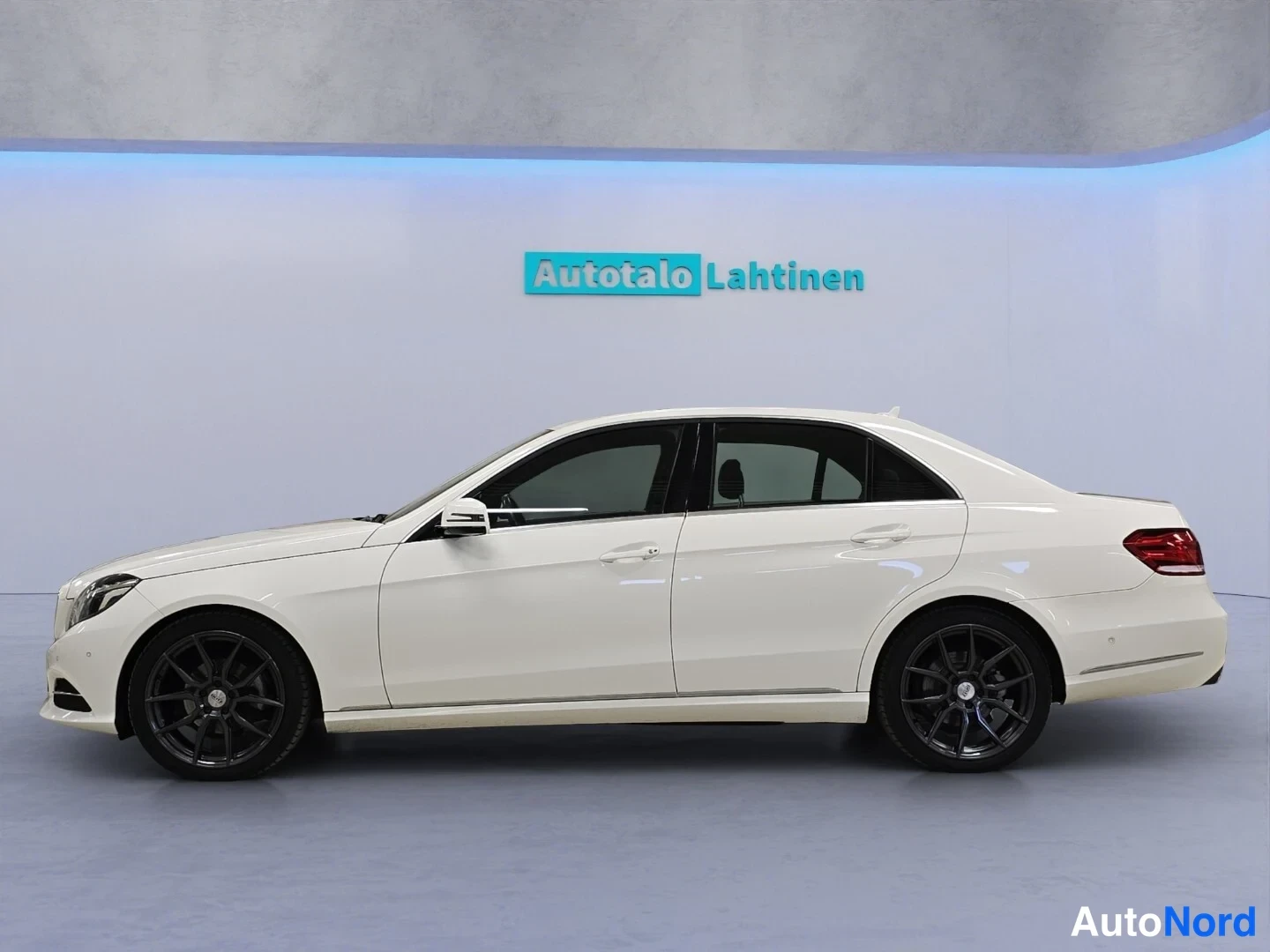 Valkoinen Mercedes-Benz E 2016, etuviisto, keula vasemmalle, kuva 2