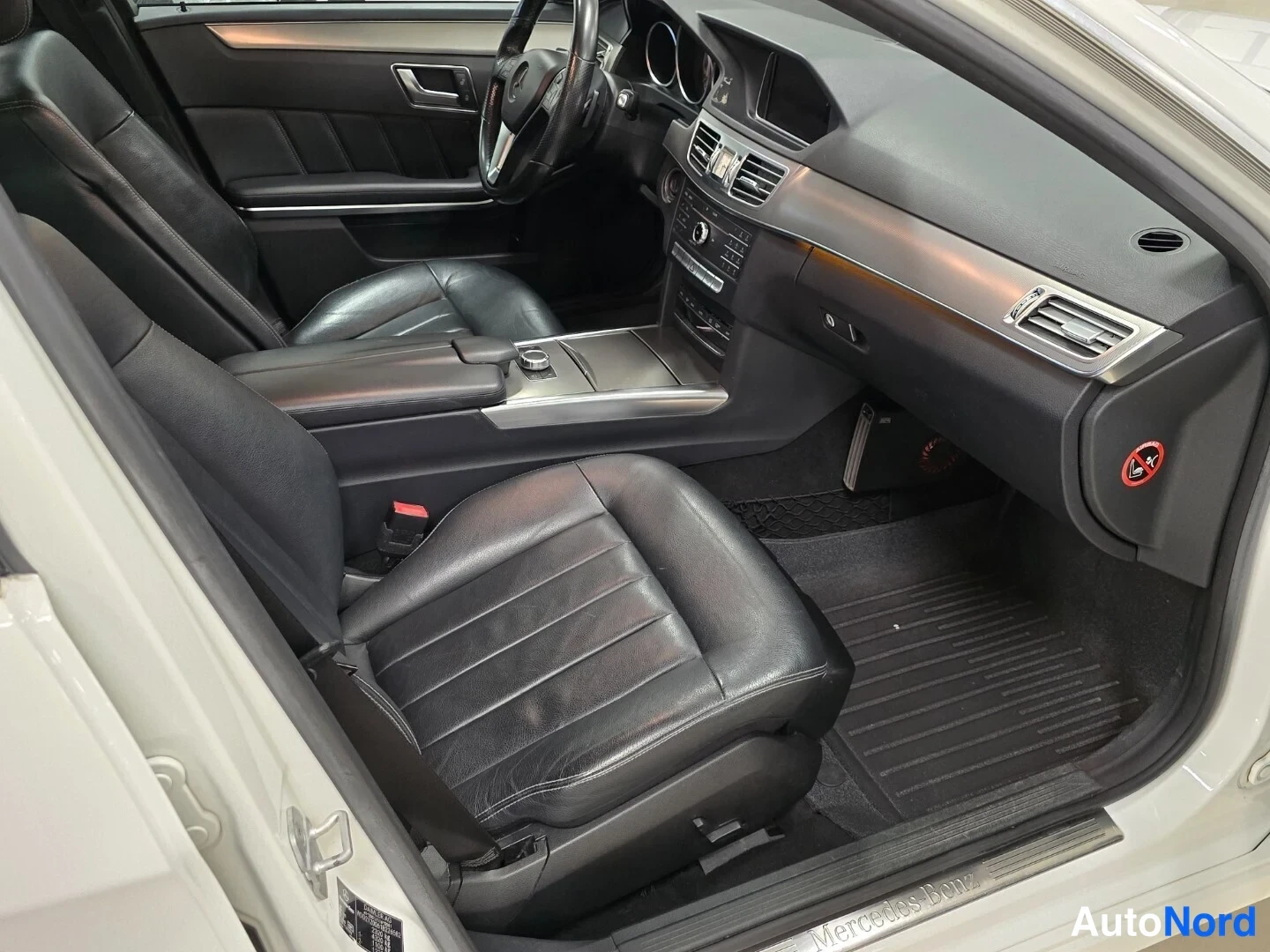 Valkoinen Mercedes-Benz E 2016, ohjaamo, kuva 10