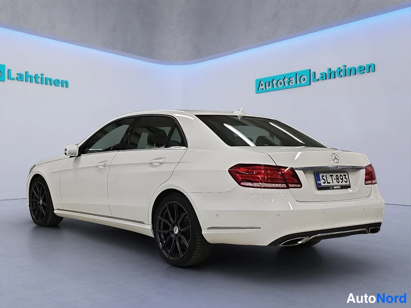 Valkoinen Mercedes-Benz E 2016, takaviisto, kuva 6