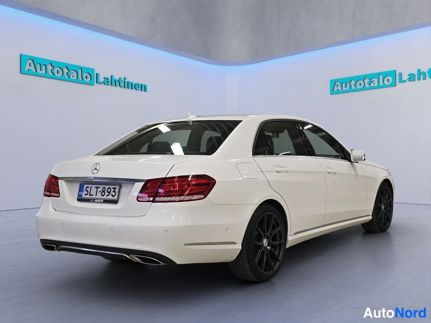 Valkoinen Mercedes-Benz E 2016, takaviisto, kuva 7