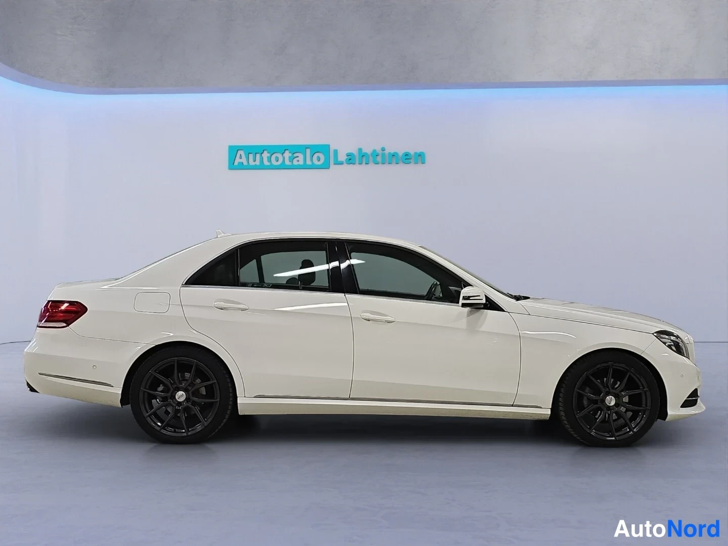 Valkoinen Mercedes-Benz E 2016, sivulta, kuva 5