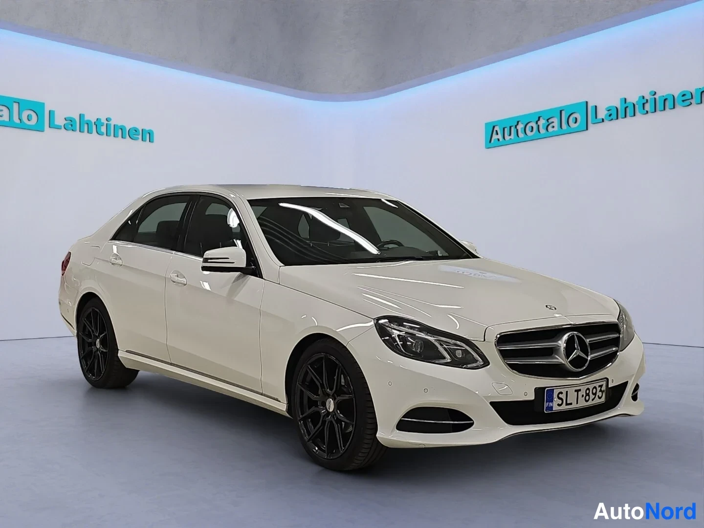 Valkoinen Mercedes-Benz E 2016, etuviisto, keula oikealle, kuva 3