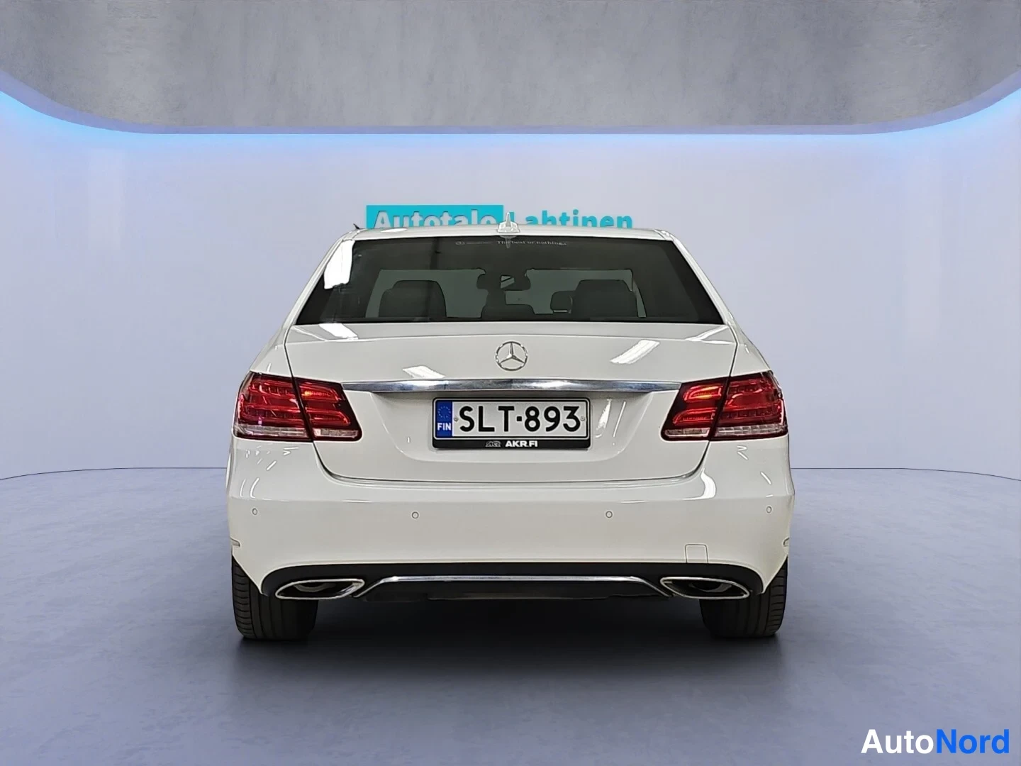 Valkoinen Mercedes-Benz E 2016, takaa, kuva 8