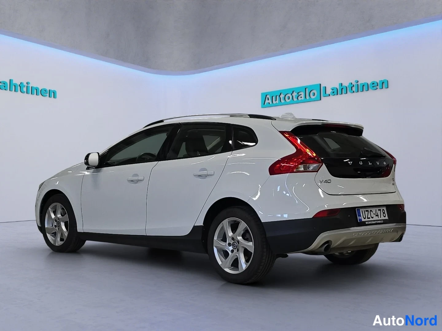 Valkoinen Volvo V40 Cross Country 2016, takaviisto, kuva 6