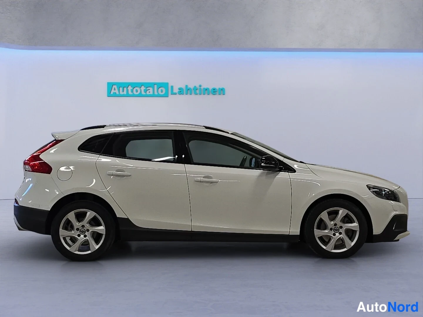 Valkoinen Volvo V40 Cross Country 2016, sivulta, kuva 4