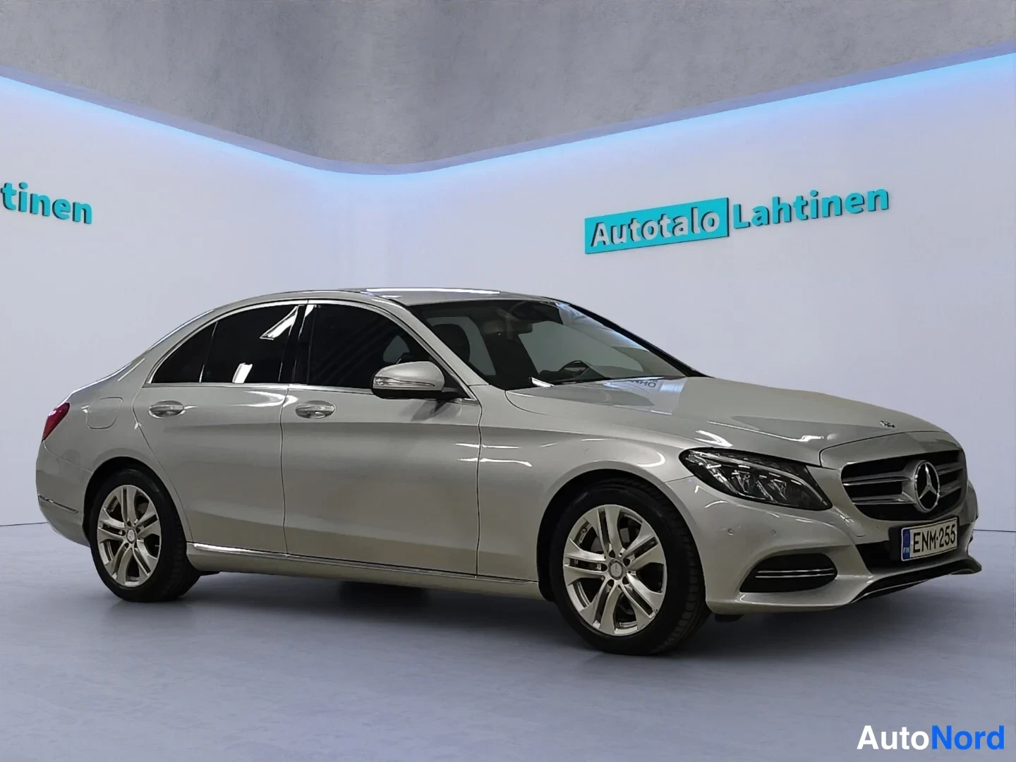 Grey Mercedes-Benz C 2015, front three-quarter, nose to the right, photo 2