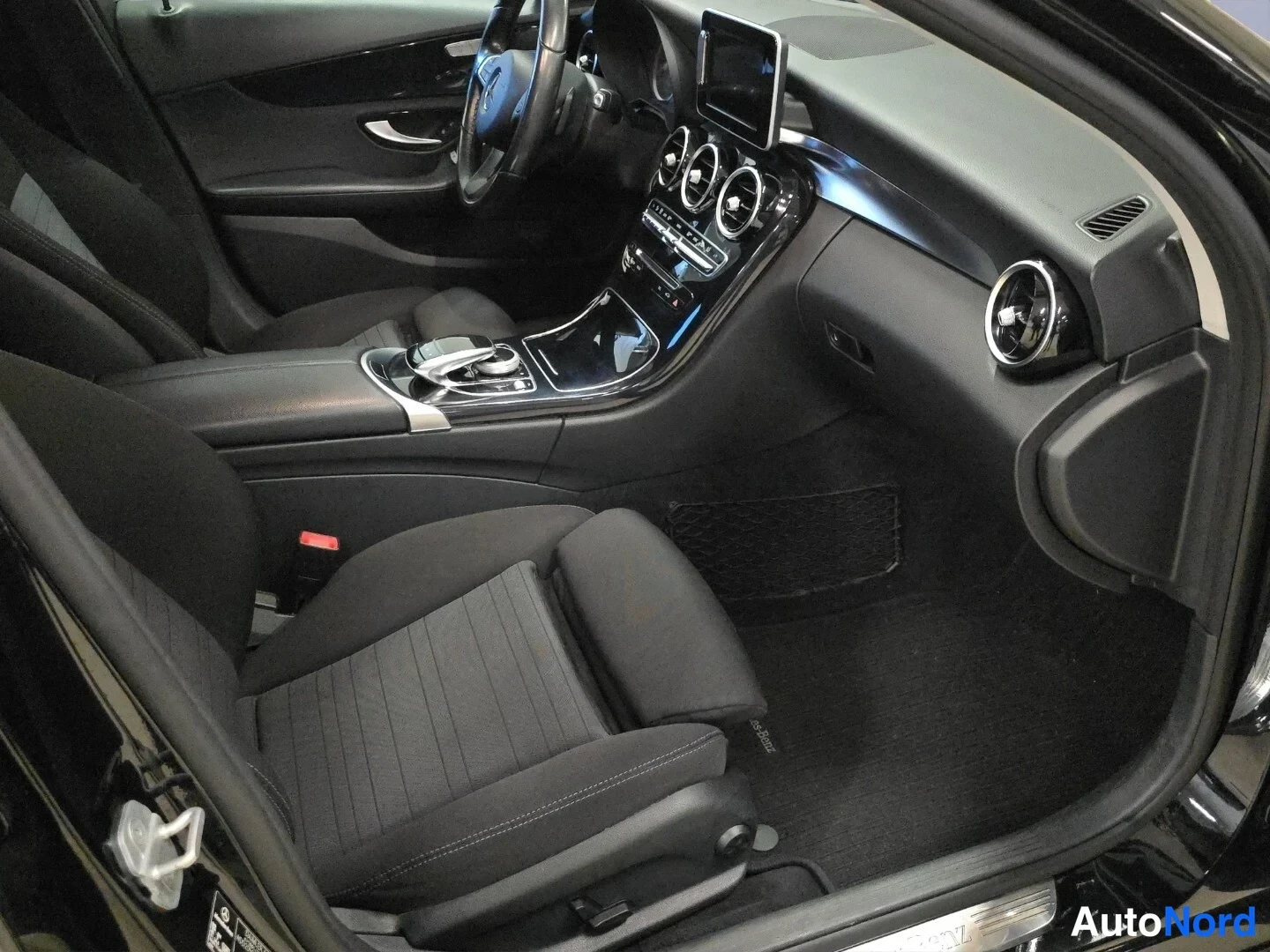 Svart Mercedes-Benz C 2015, förarplats, bild 9