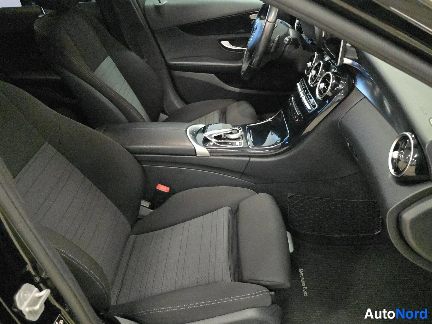 Svart Mercedes-Benz C 2015, framsäten, bild 12