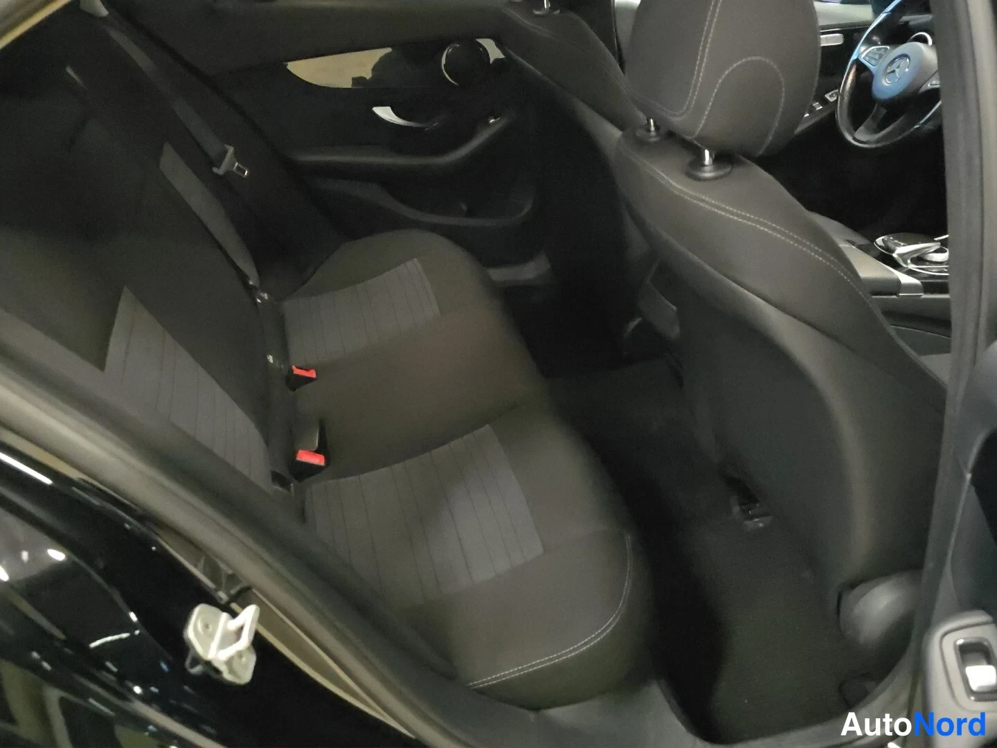 Svart Mercedes-Benz C 2015, baksäten, bild 13